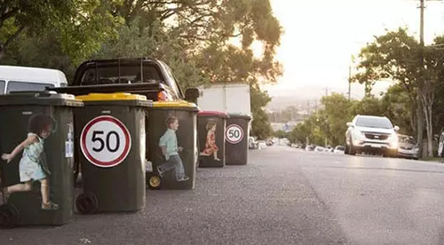 垃圾桶上貼安全標(biāo)識(shí)，提醒司機(jī)‘不要超速’
